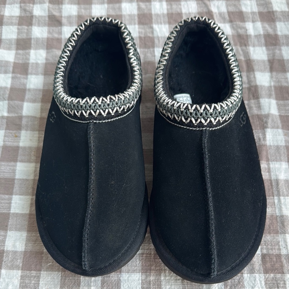 Black Slip-On UGGS Size 6 with White Stitching